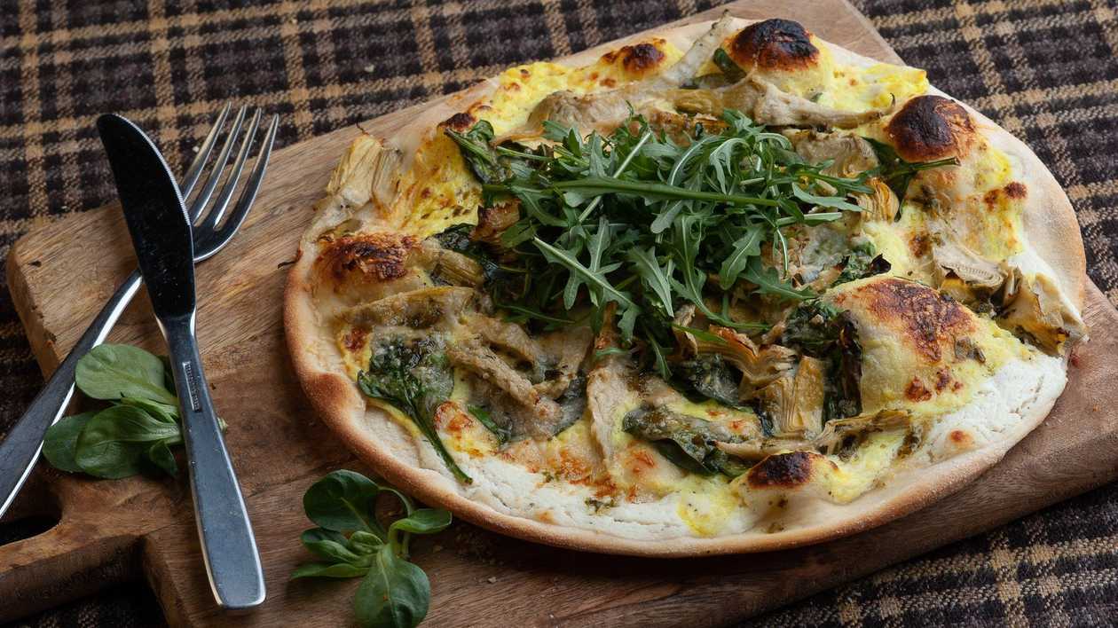 Pizza with artichokes and cottage cheese