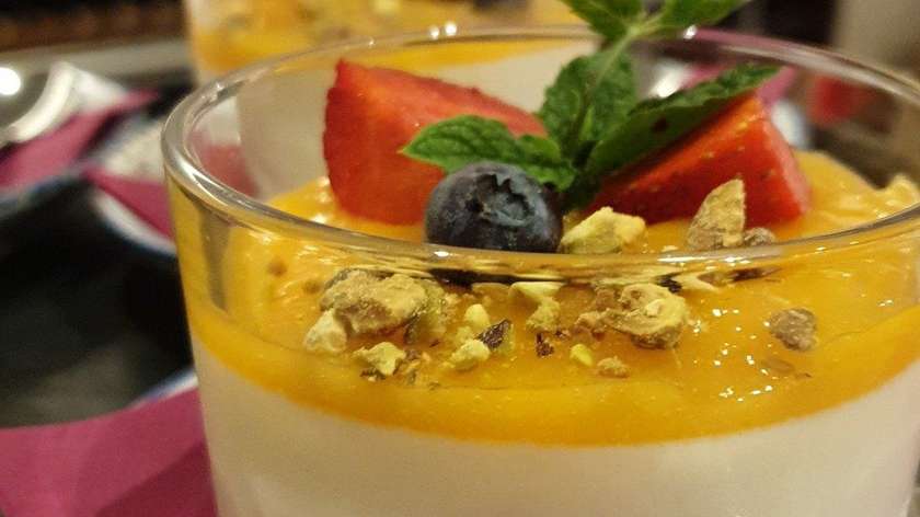 Panna Cotta with mashed mangoes
