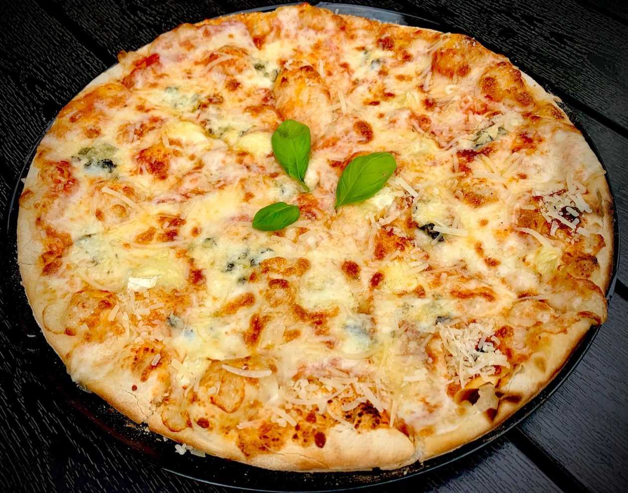 Pizza  Quattro   Formaggi