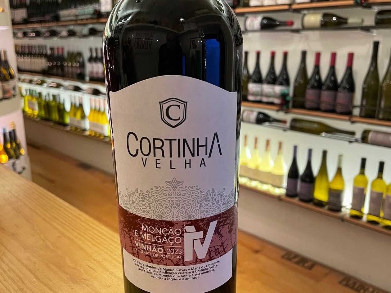 Cortinha Velha tinto vinhão 2023