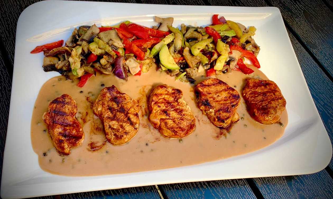 Mușchiulet De Porc Cu Sos De Piper Verde