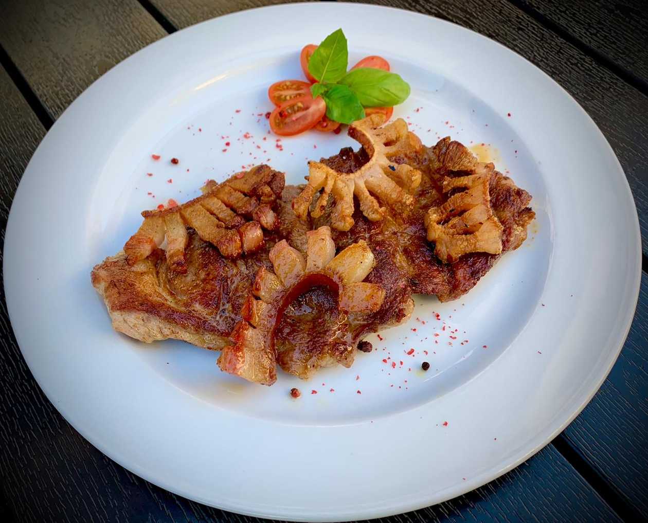 Ceafa De Porc La Gratar Cu Slanină Prajită