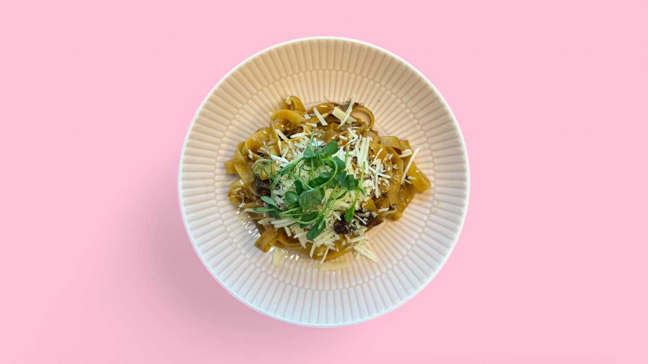 Tagliatelle with mushroom sauce and truffle oil, parmesan (1,3,7)