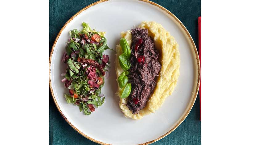 Pulled duck in an aromatic wine sauce with puree and salad