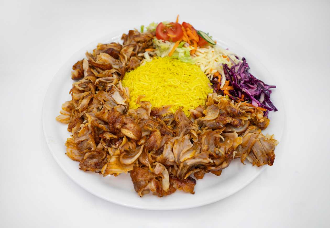 Kebab na talíři s rýží