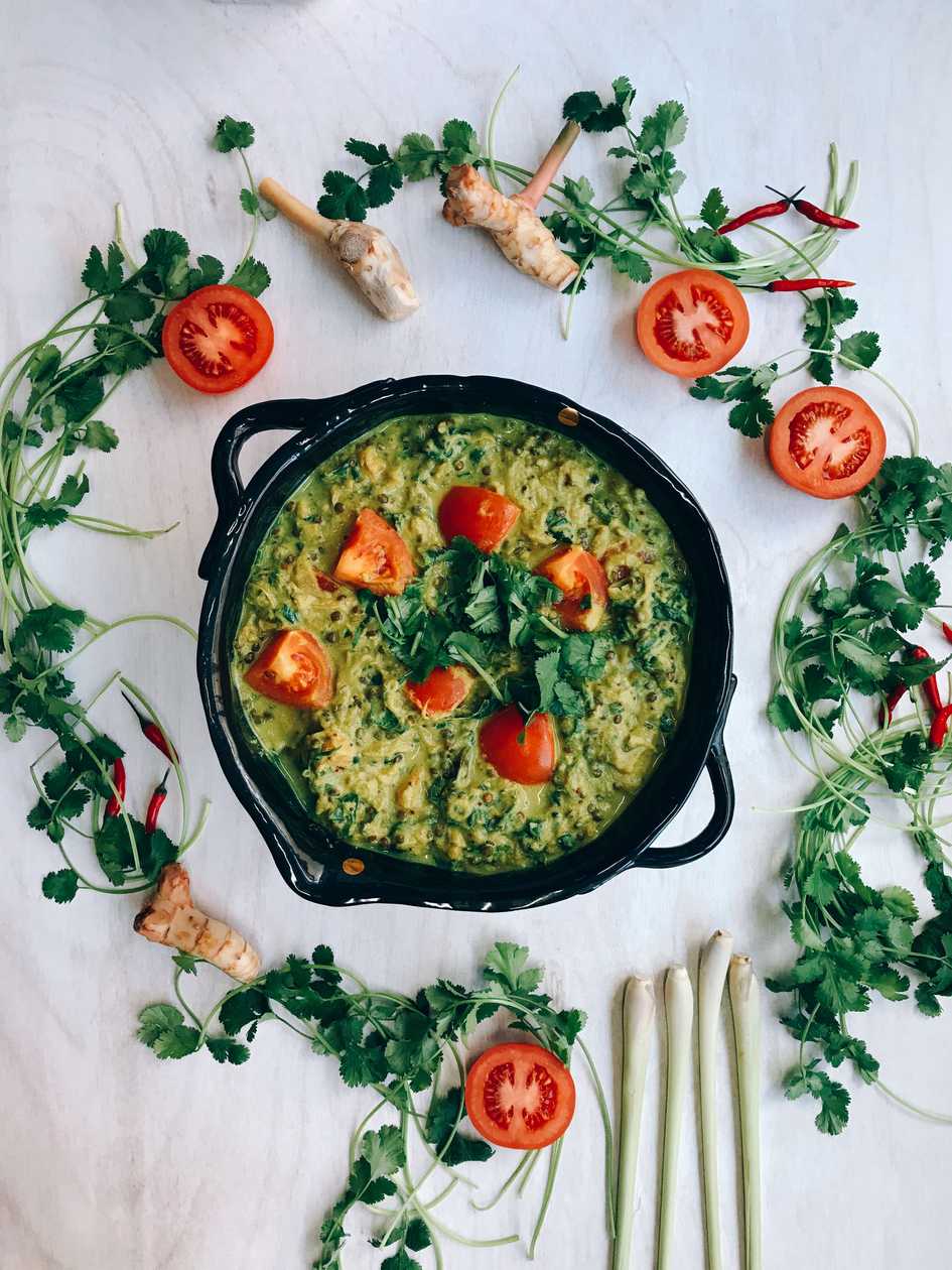 Indické VEGAN jogurtové kari so šošovicou beluga, paradajkami a čerstvým špenátom