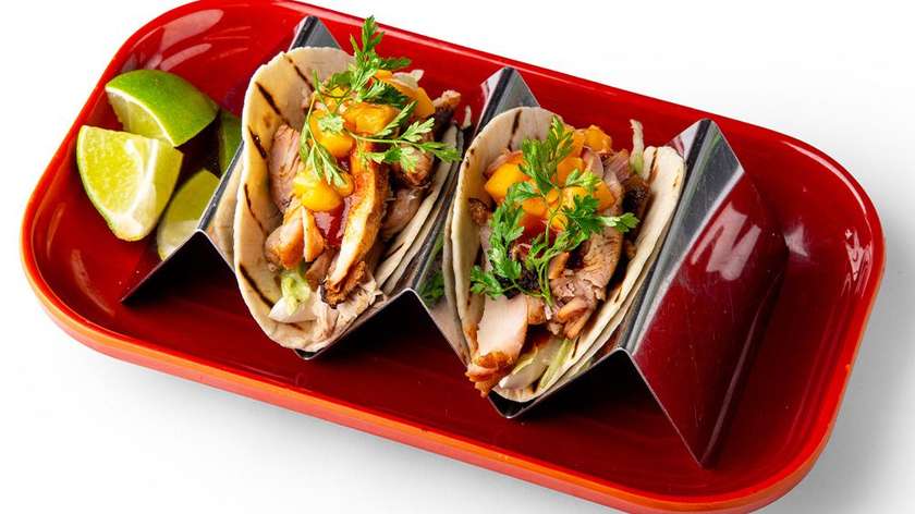 Tacos with grilled chicken and mango salsa (2 pcs.)
