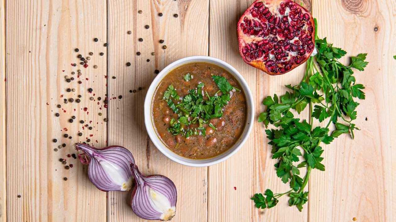 Ciorbă de Fasole cu Ceapă Roșie