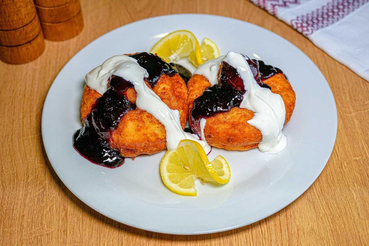Papanasi (Romanian Doughnuts) With Sour Cream And Jam