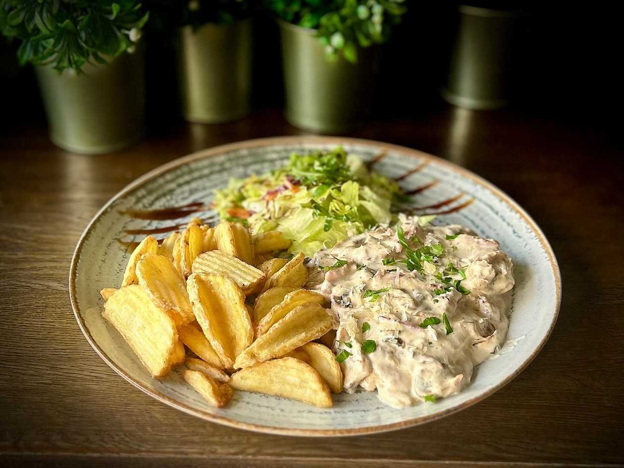 Scalopina Prosciutto E Funghi With Potato Dippers