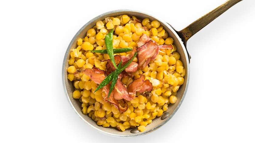 Peas with cracklings and fried bacon