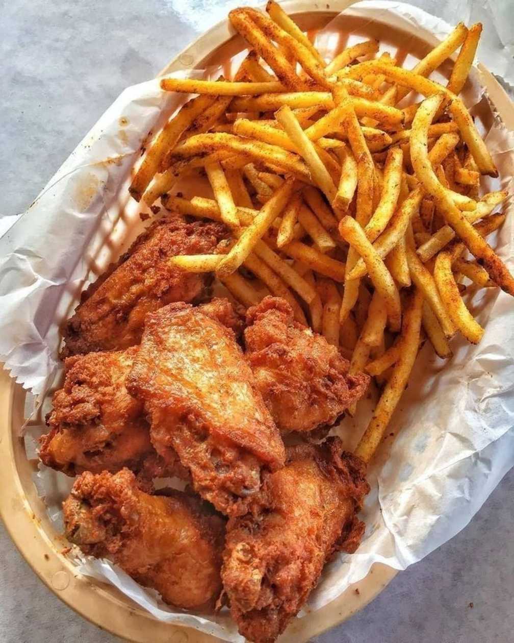6 Chicken wings & 2 Chips + 1L soda