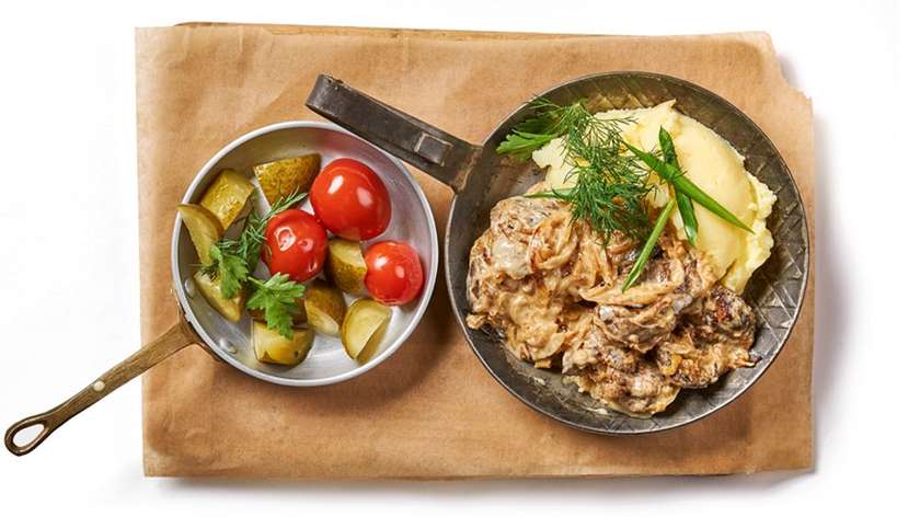 Chicken liver with onion and cream sauce