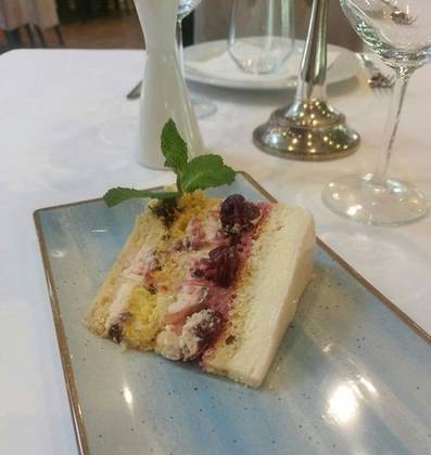 Tort Ganache de Ciocolata Alba si Fructe