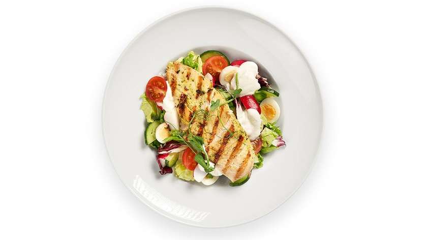 Green salad with goat cheese cream, and chicken