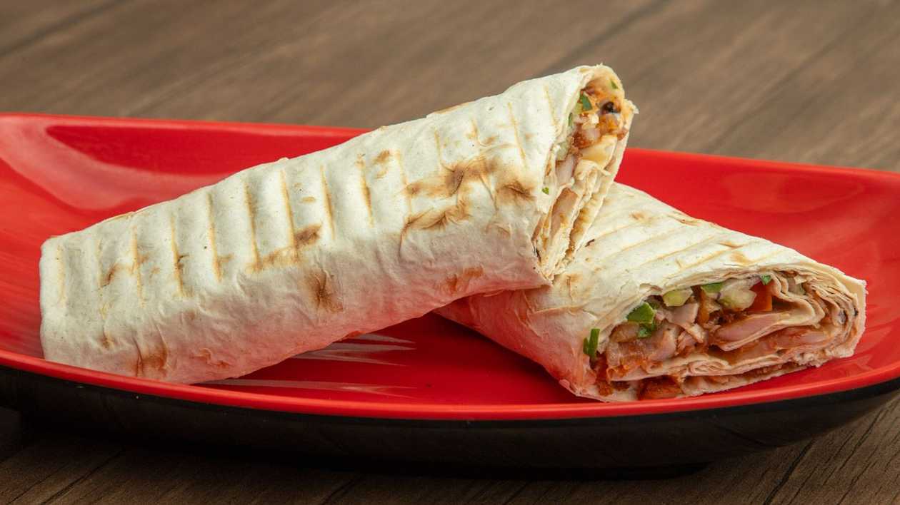 Şaurma  lavaşda (toyuqla)