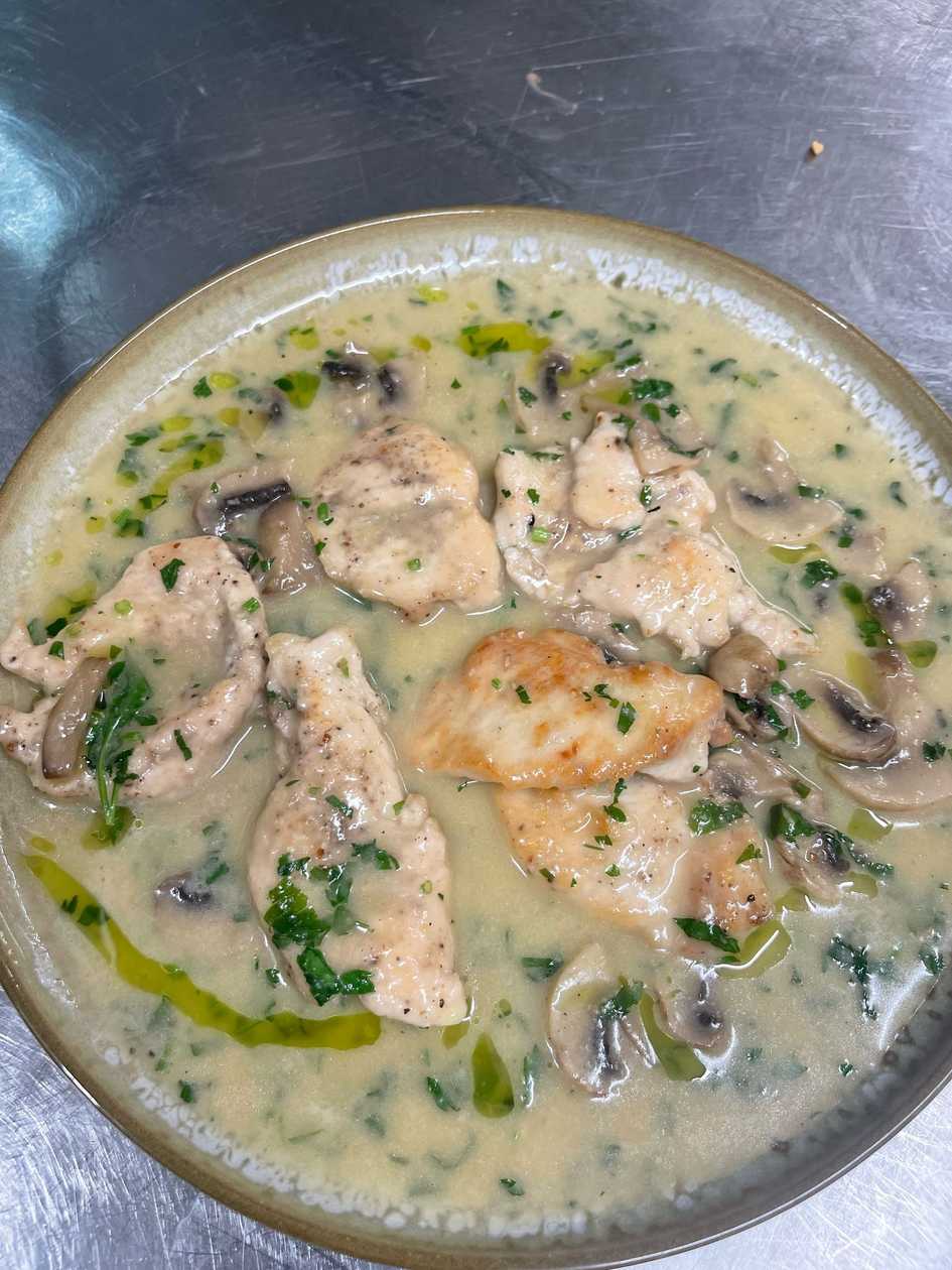 Chicken/Pork Scaloppine in White Wine Sauce