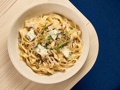 Fettuccine with mushrooms and gorgonzola