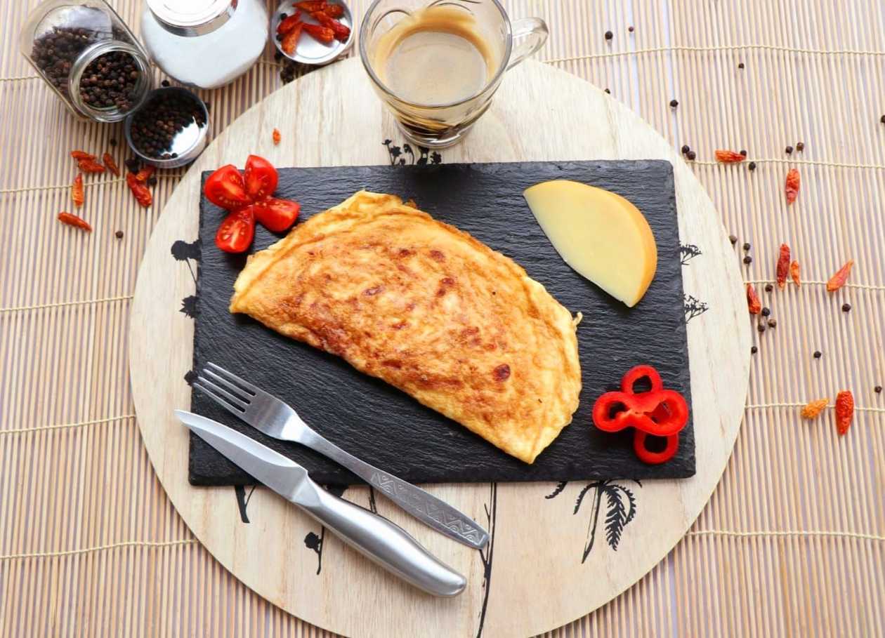Omelette with Cașcaval Cheese and Ham