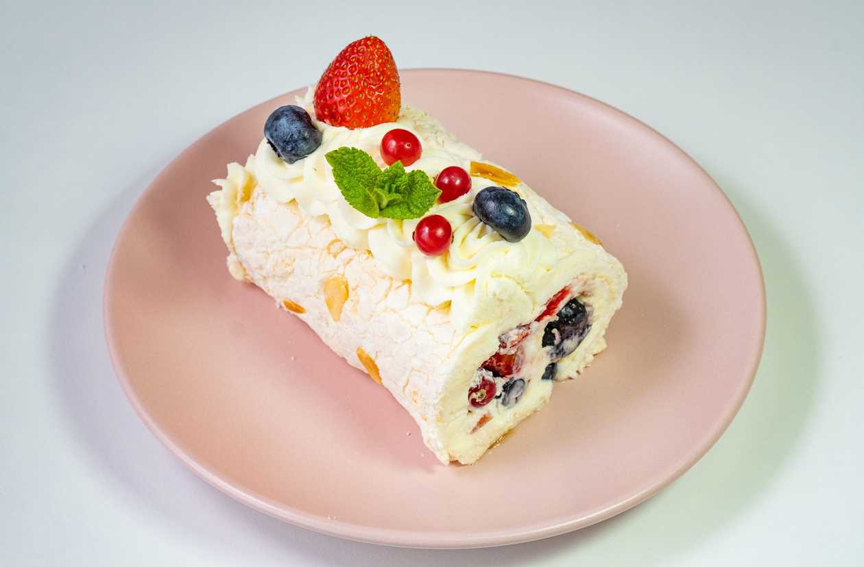 Rulada Pavlova cu Fructe de Padure 600 g