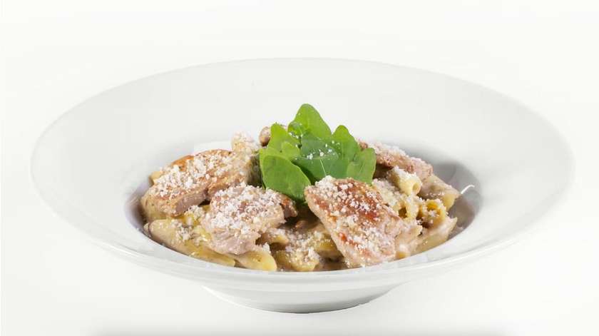 Penne s vepřovou panenkou, houbami, smetanou, rukolou a parmazánem