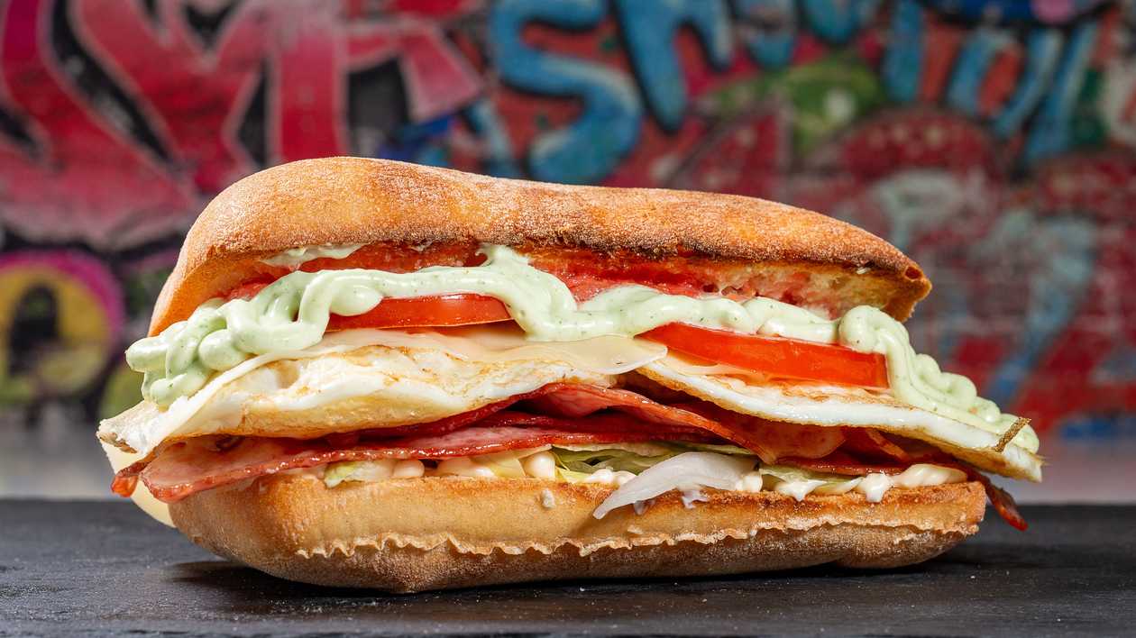 Sandwich cu bacon și ouă