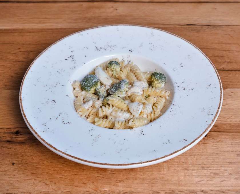 Pasta with broccoli and mozzarella