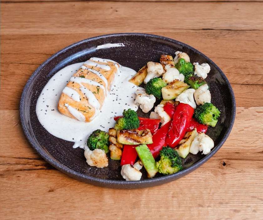 Baked salmon with grilled vegetables