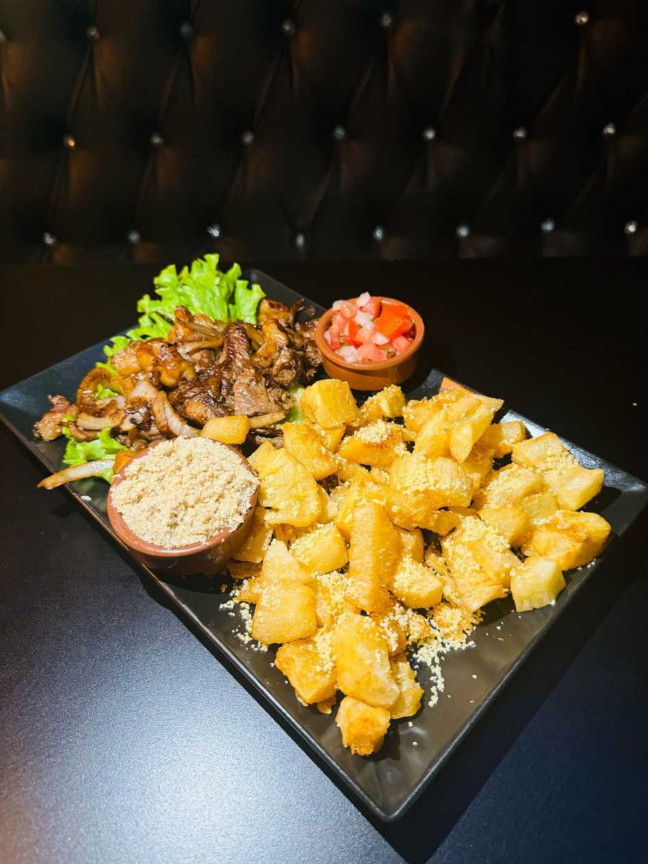 Onion-topped steak with Cassava