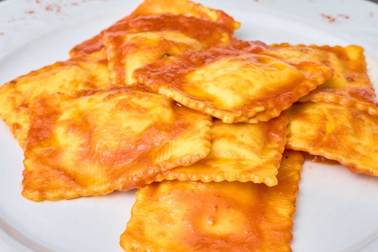 Ravioli Di Coniglio Locale Con Salsa Di Pomodoro Fresco E Basilico