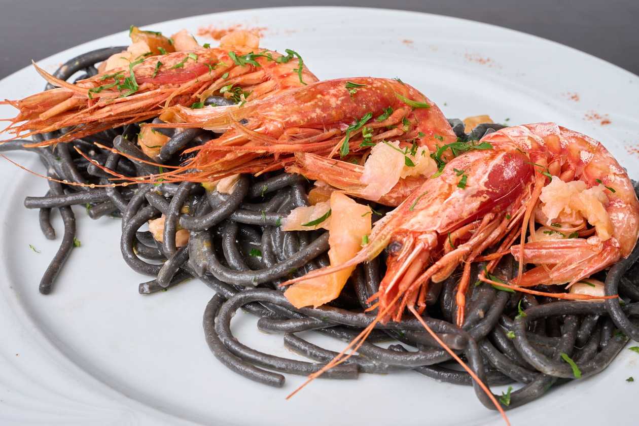 Spaghettoni Nero Con Gamberi Rossi & Salmone