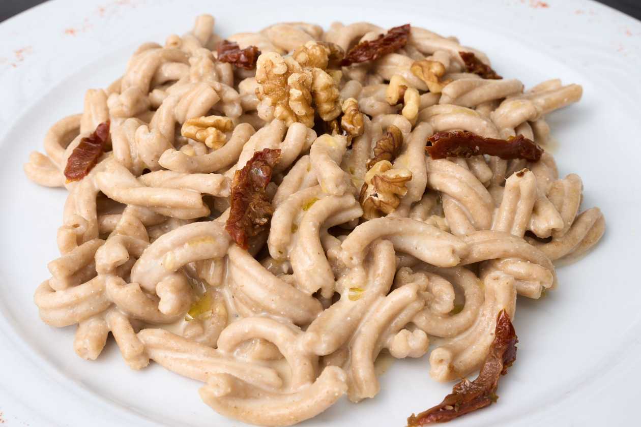 Strozzapreti Con Gorgonzola, Crema Di Noci E Pomodori Secchi