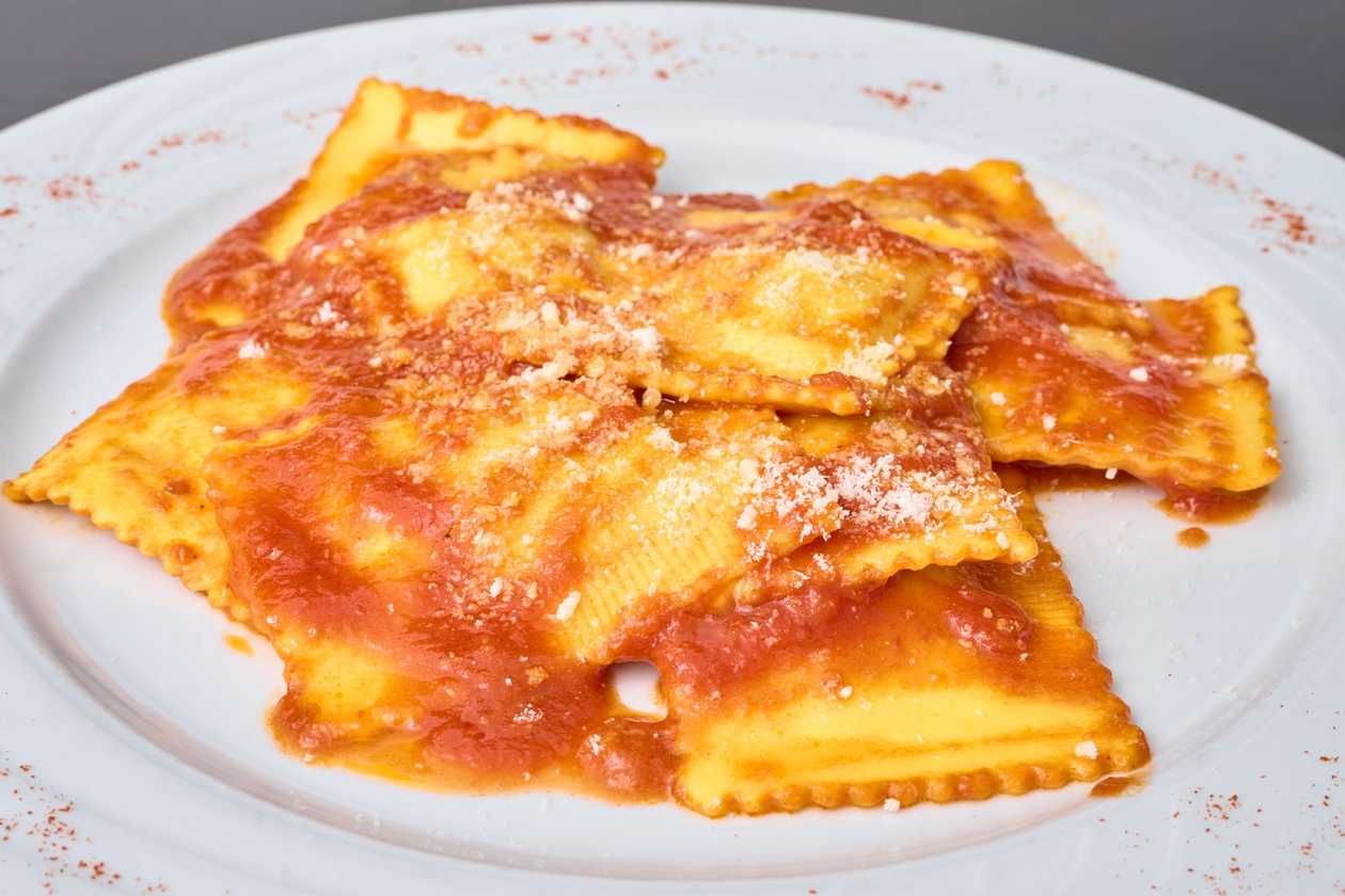 Ravioli Con Formaggio Di Pecora Con Un Tocco Di Pomodoro