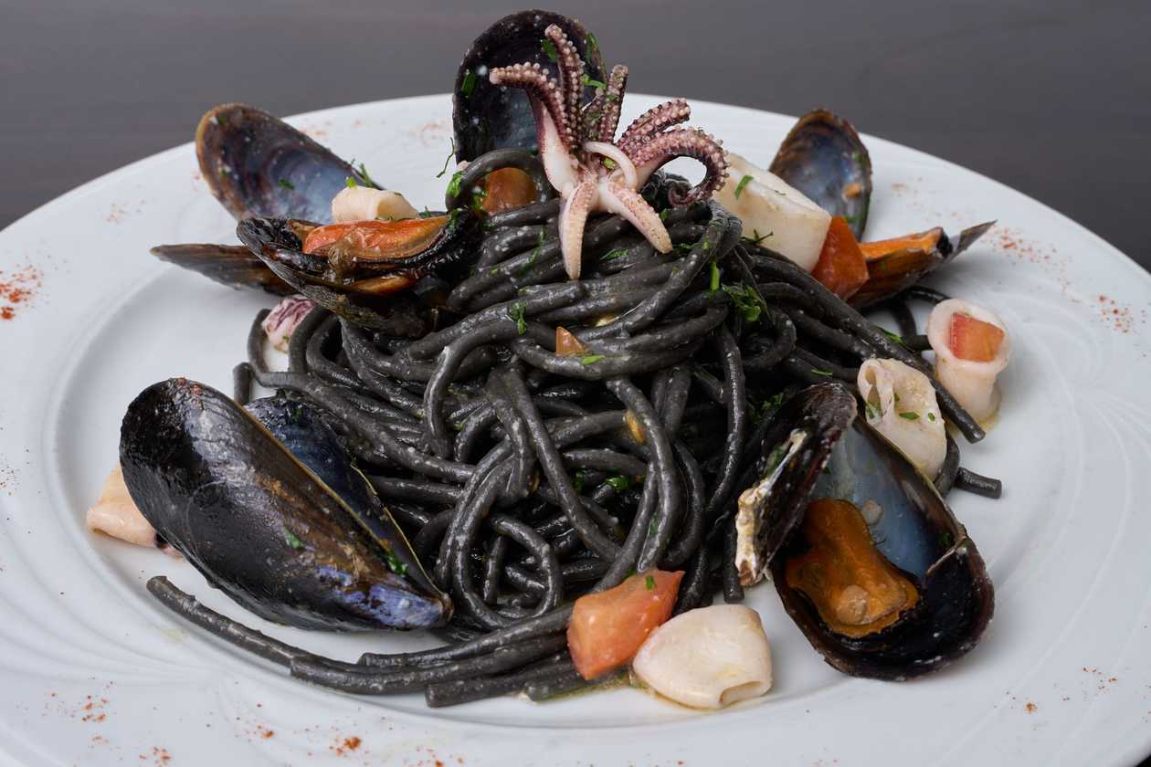 Spaghettoni Nero Di Seppia Con Cozze e Calamari