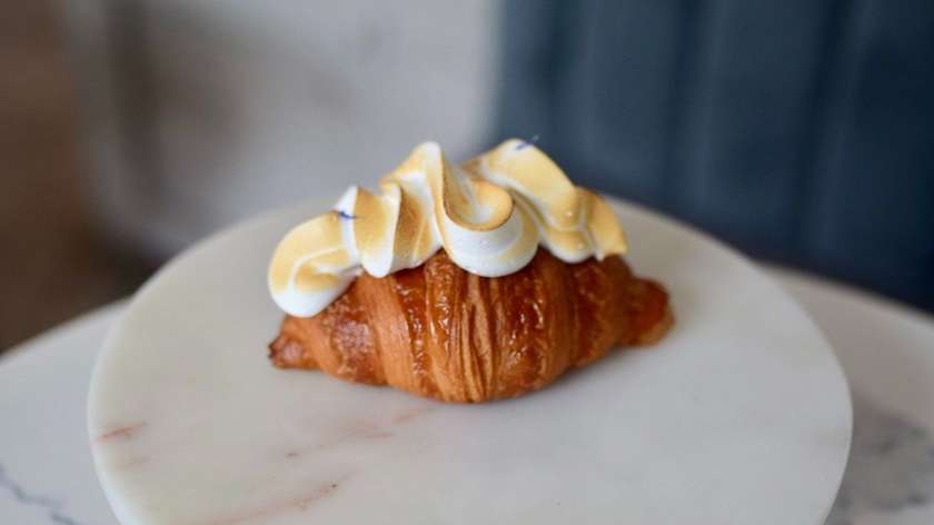 Croissant with lemon and vanilla cream, burnt moreng