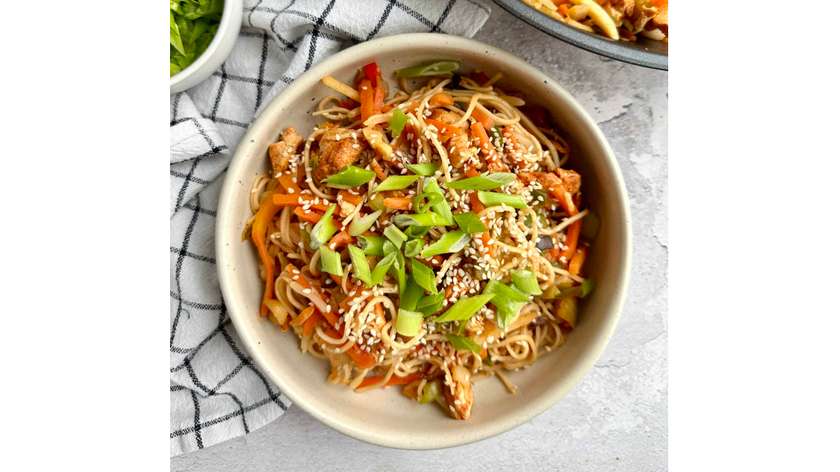 Lekko pikantne noodle z kurczakiem, warzywami i pastą indyjską