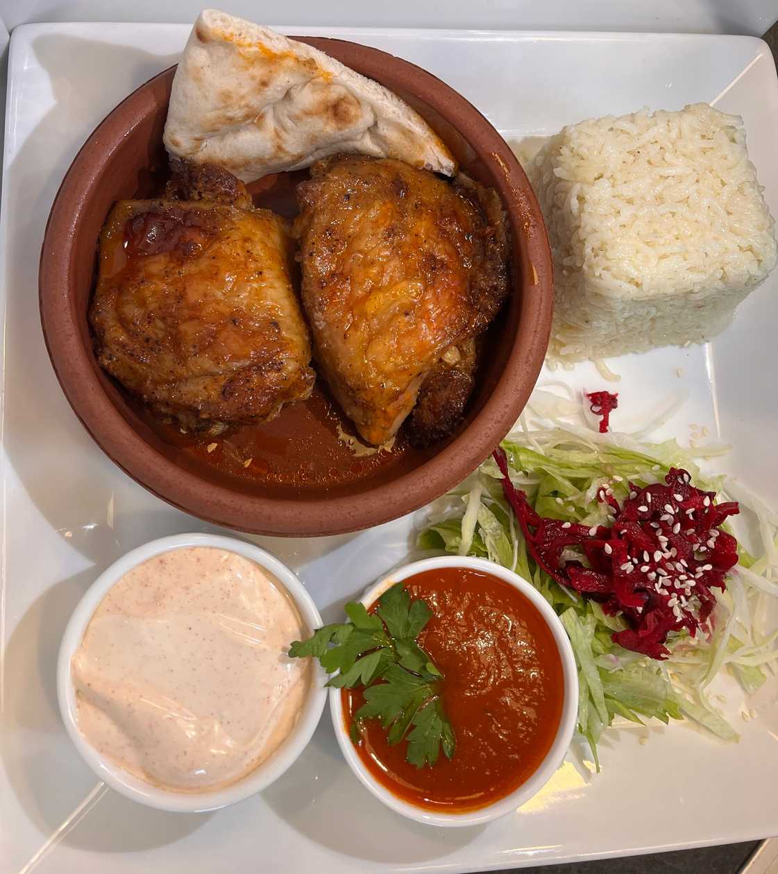 Ahjus küpsetatud kanakints + salat + 1 kaste + riis + leib + jook