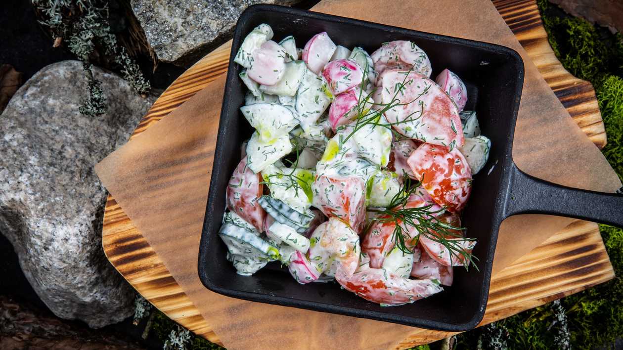Värske tomati-kurgi-redisesalat hapukoorega