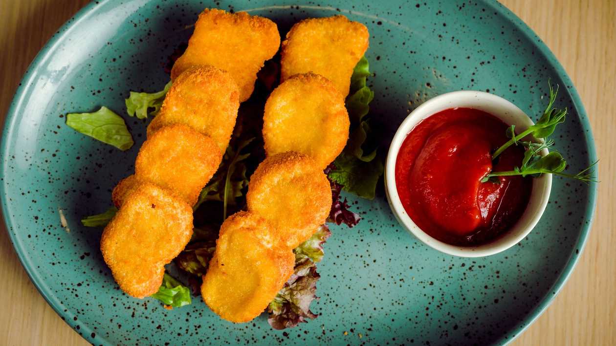 Chicken nuggets with tomato sauce