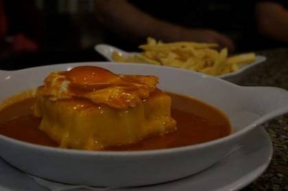 Francesinha com Batata e Ovo