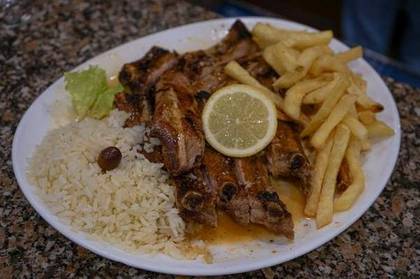 Costelinhas na Brasa com Arroz e Feijão