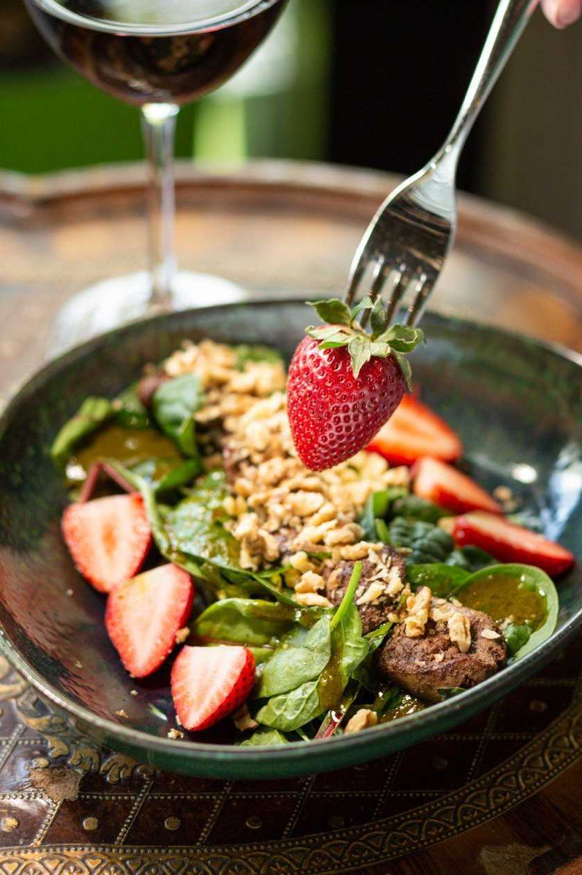 Poultry liver salad with figs and fennel dressing