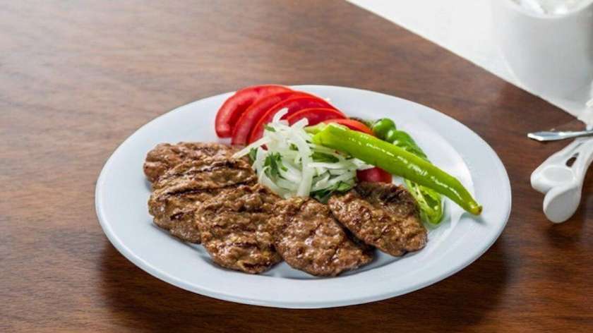 Kofte Tabağı Türk Çörək ilə