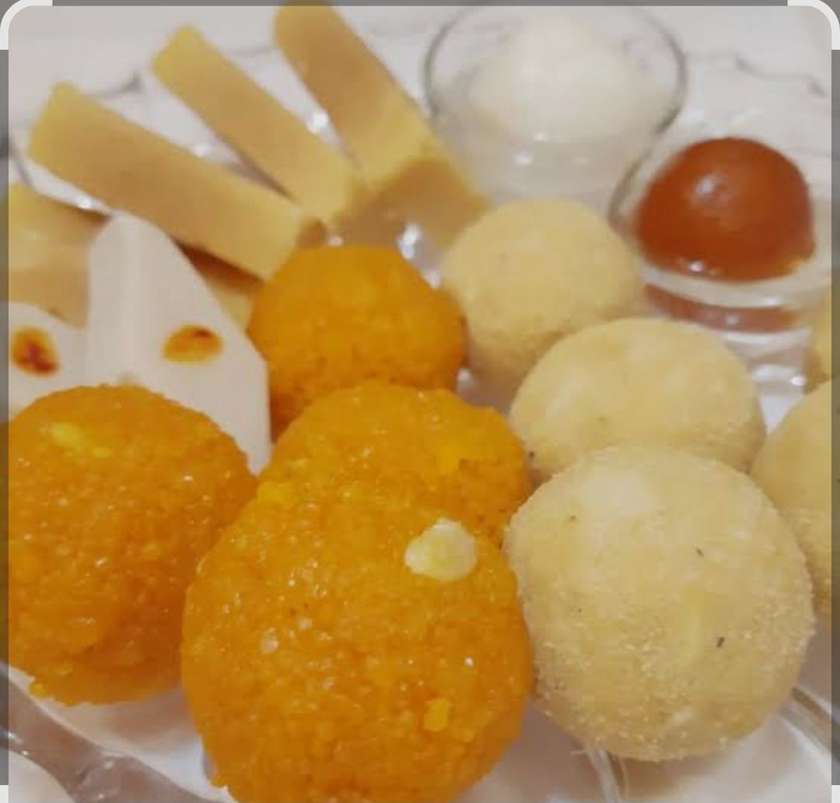 Mixed kaju katli, ladu, gulab jamun, soan papdi