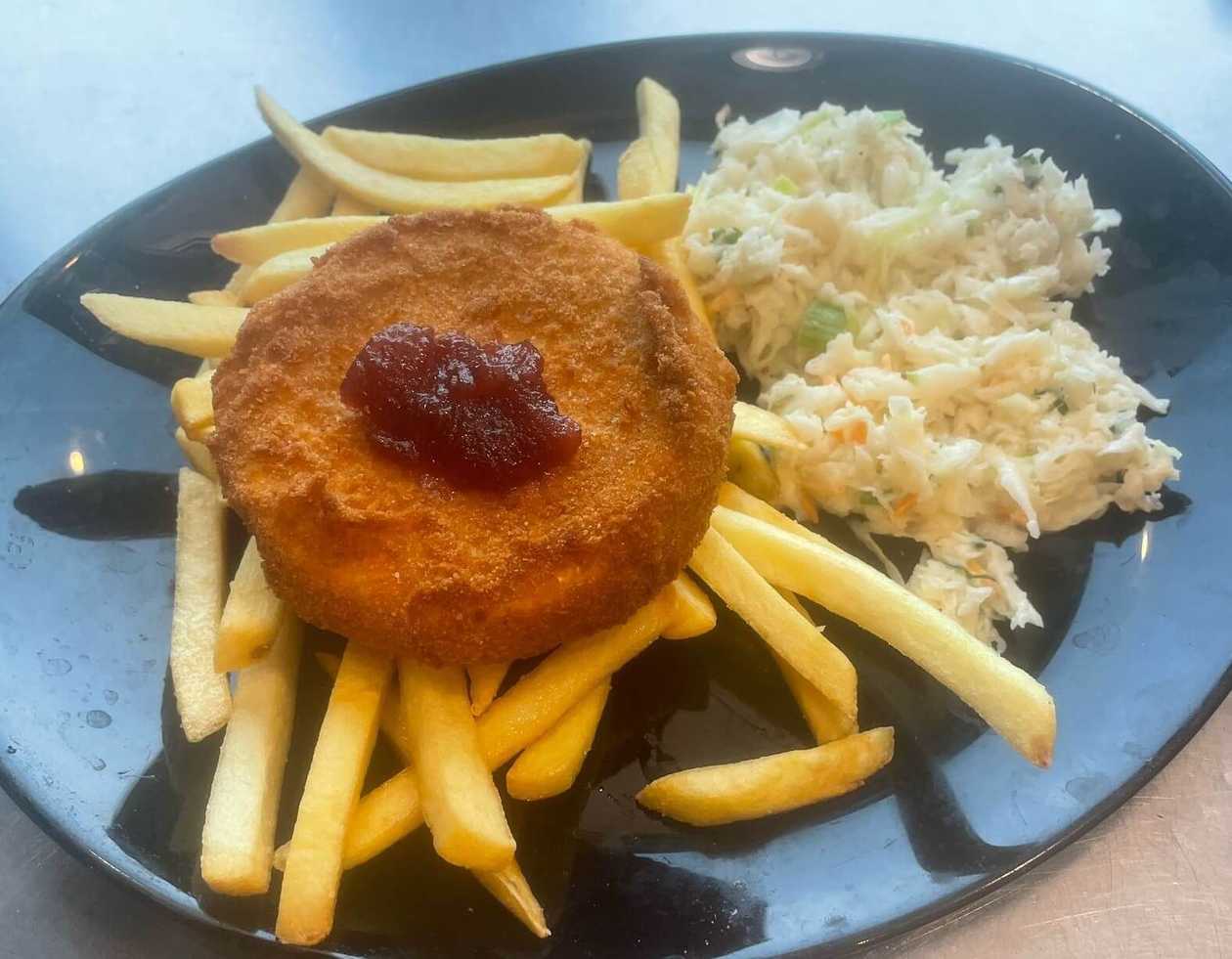 Camembert panierowany z żurawiną, frytki, colesław