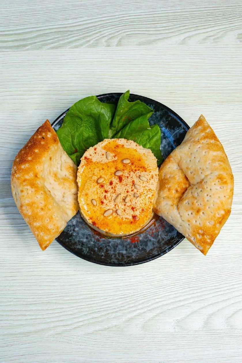 Humus cu muguri de pin si focaccia