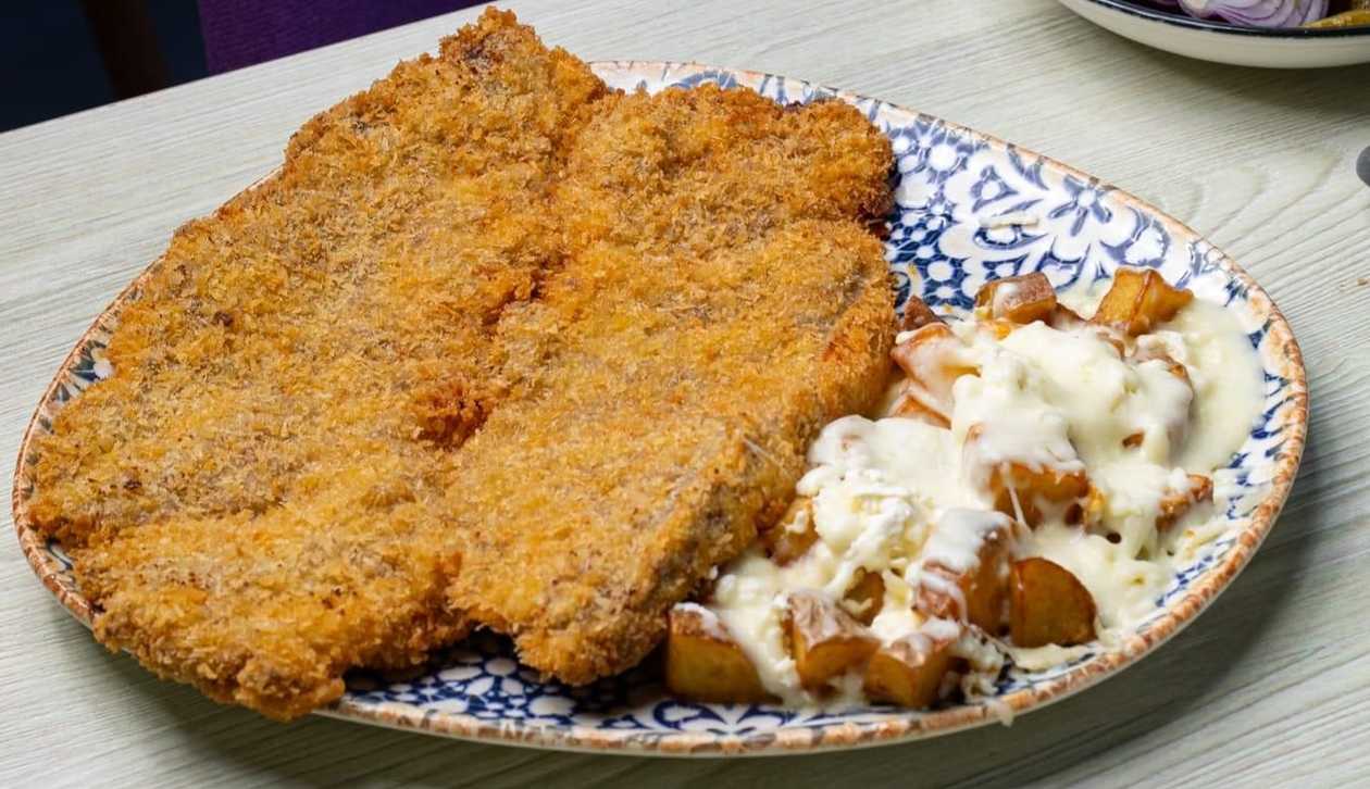 Snitel crocant din muschi de vita si cartofi gratinati