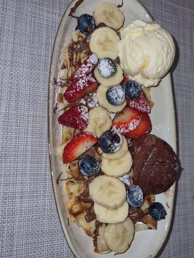 Clatite franjurate cu nutela,fructe si inghetata