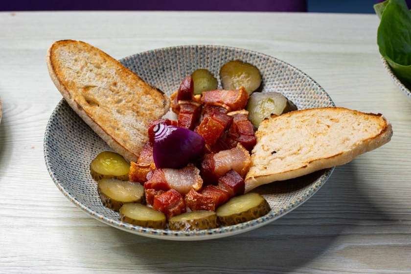 Jumari din piept de porc Moreno,bagheta prajita,ceapa rosie si castraveti murati