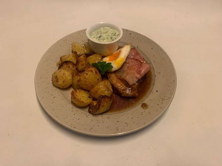 4) Grilovaná vepřová kotletka, tzatziki